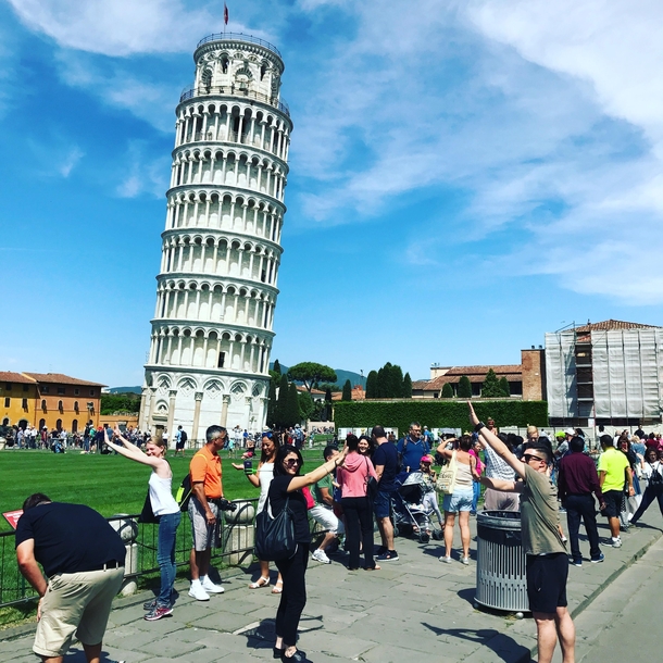 Clich photo poses in Pisa Figure  multiple random unaffiliated people trying to hold up the Tower