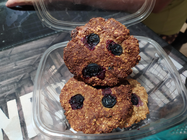 I was gifted these healthy oakmeal cookies and even them are sad for their lack of flavor