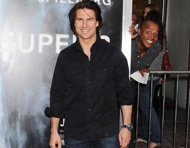 Just Donald Faison from Scrubs photobombing Tom Cruise