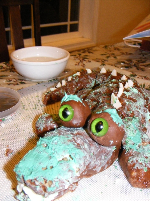 Pic #4 - ProjectExpectation of the night  Alligator cake Reality  Turdagator cakepoor turdagatorim sorry ive failed you