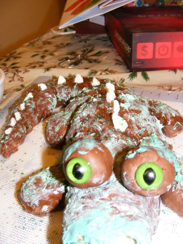 Pic #7 - ProjectExpectation of the night  Alligator cake Reality  Turdagator cakepoor turdagatorim sorry ive failed you