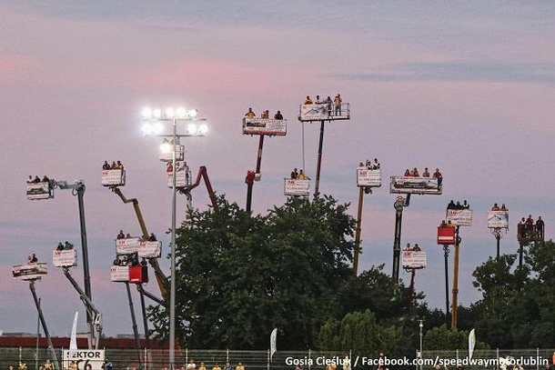 Polish speedway fans wanted to see the match badly so they got themselves  cranes