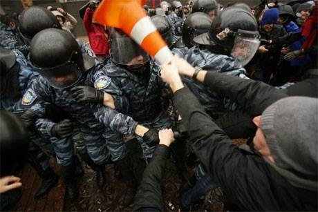 Protestor assists in the installation of VLC Media Player