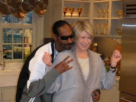 Snoop photographed flashing gang signs with a convicted felon