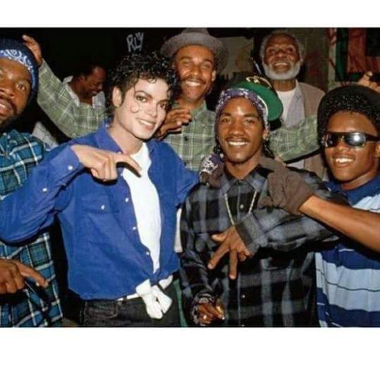 That time Michael Jackson threw a crip sign with real crips on the set of a video