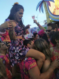 Cheers to this mate who drank so much that he forgot his gf was in his shoulders during brazilian carnival