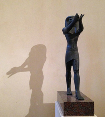 Hand shadows from egyptian statue 