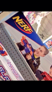 I didnt know Miley Cyrus modeled for nerf