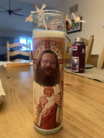 My friend has a Foodtruck that sells chicken and waffles so I made him into a prayer candle
