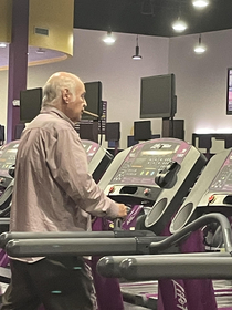 My man always has his cigar while on the treadmill