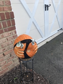 My neighbors pumpkin is spooky thicc