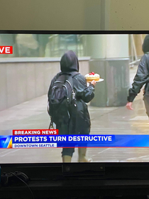 Seattle protesters looted a Cheesecake Factory