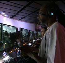 Snoop Dogg casually smoking a blunt while playing Battlefield  at E
