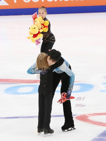The flower girls expression when her friend got a hug from Olympic champion Yuzuru Hanyu