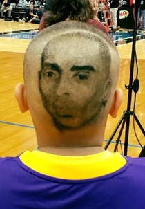 This guy was at the Lakers game tonight in Minnesota I wanna meet this guys barber