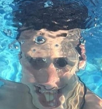 This is what a selfie looks underwater