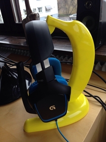 Turns out banana hangers are far cheaper than headset hangers