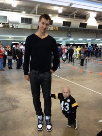 Verne Troyer poses with a  fan