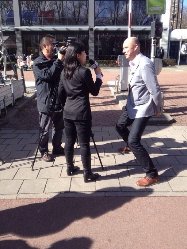 A Dutch employee gets interviewed by Chinese media 