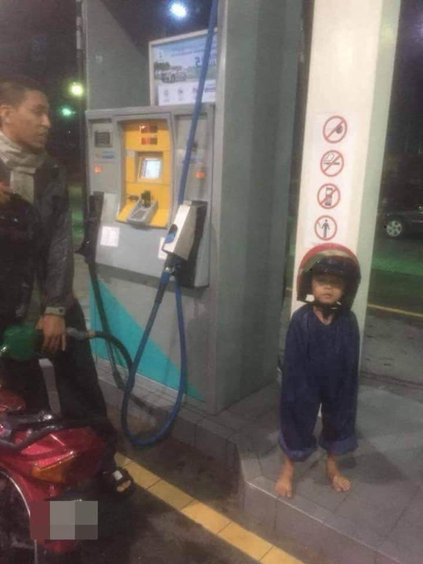 A farther shared his trousers to his son during a pouring rain