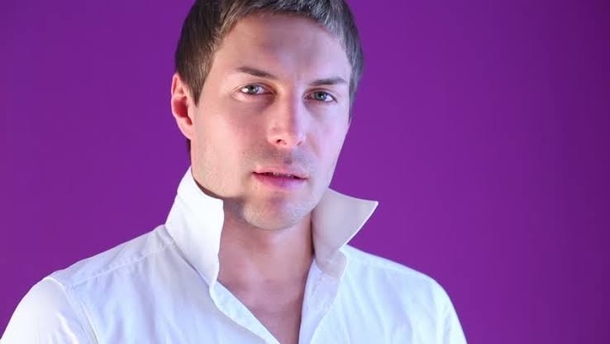 A man with a collar like this has a thousand percent chance of being asshole