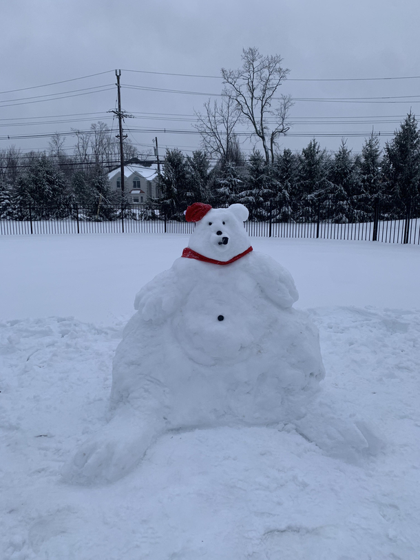 A morbidly obese chungus of a snow bear