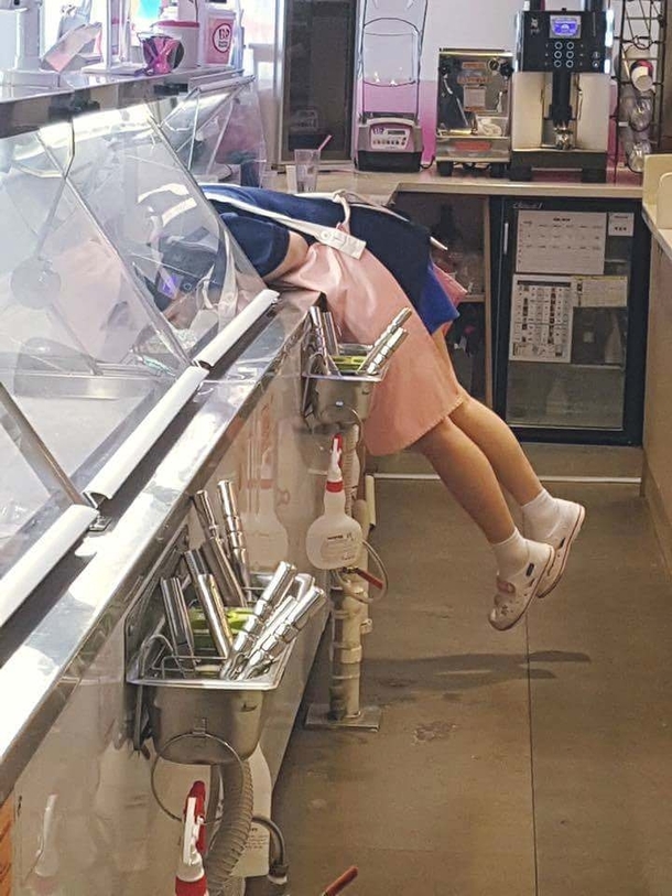 A worker who has short legs in Baskin Robbins