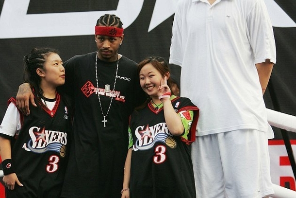 Allen Iverson and Yao Ming took a photo together with some girls