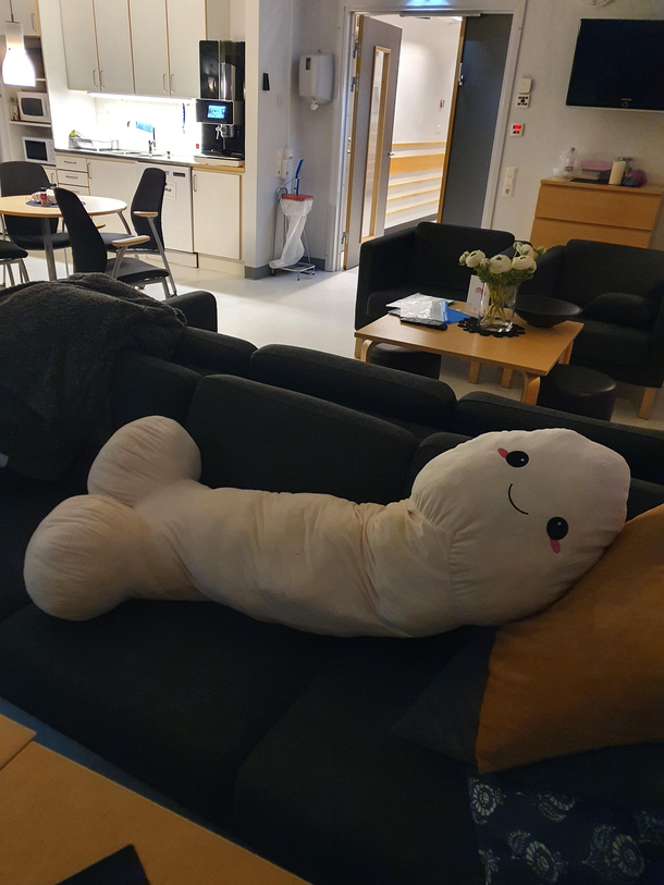 At the urology ward I intern theres a big dck in the break room