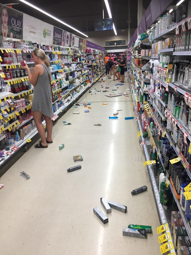 Australian shopper unfazed by M earthquake