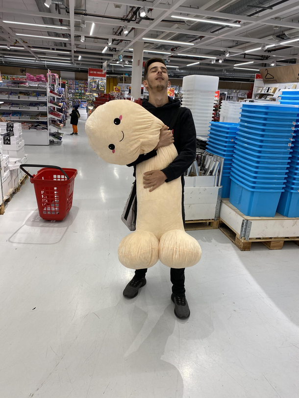Ayy just wanted to say its my th bday  also found this thing in a dollar store in Sweden  they be playin