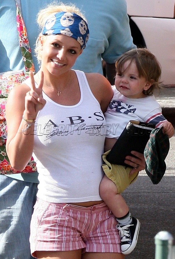Britney Spears looks like a mom who just got out of rehab and won custody of her childwait