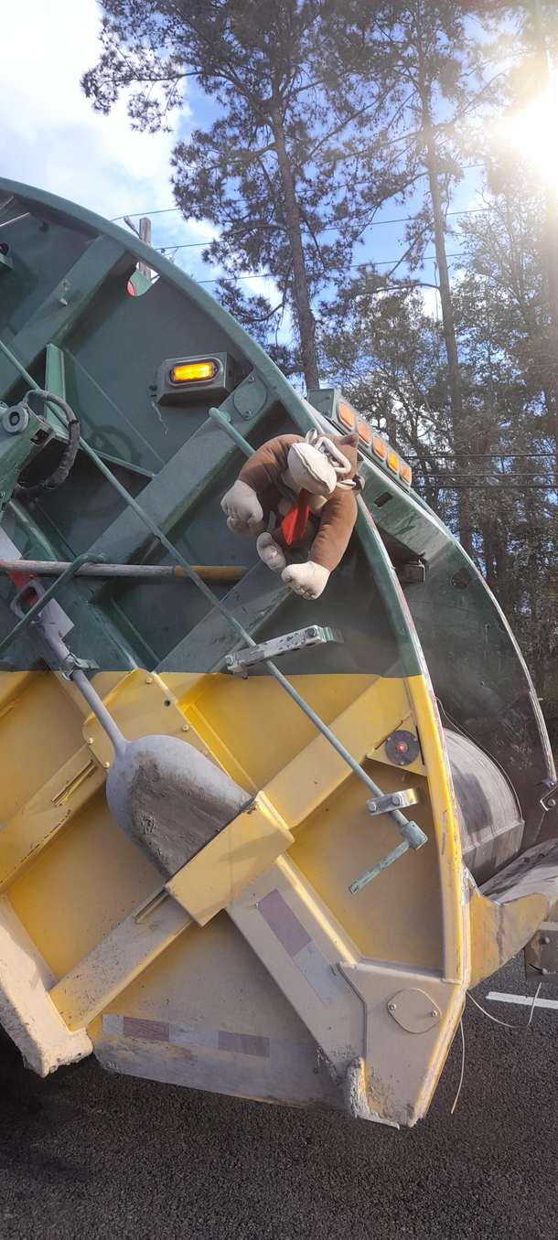 Bro what the heck is Donkey Kong doing on a garbage truck