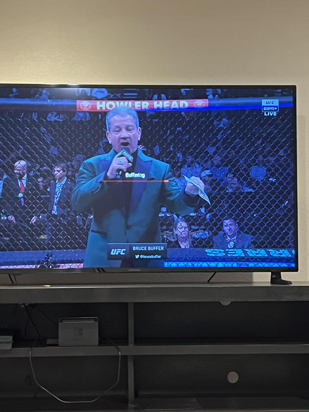 Bruce Buffer on announcements rn and look at the pop up I just got