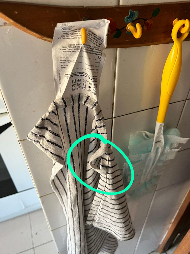 Came to the kitchen to find that my boyfriend hung the towel like this 