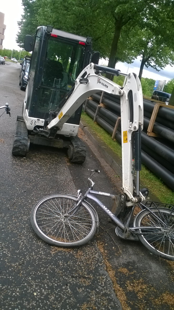Contructionworkers got tired of this dude parking his bike on their stuff Now it can stay there the whole weekend