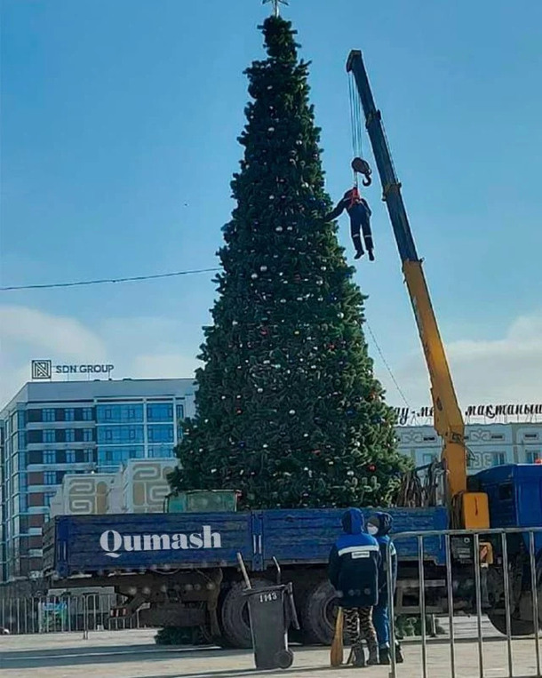 Decorating New Years tree post-Soviet style