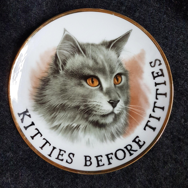 for a year now Im giving new life to nd hand wall plates and transforming them in to Very Ugly Plates and this beauty is one of them