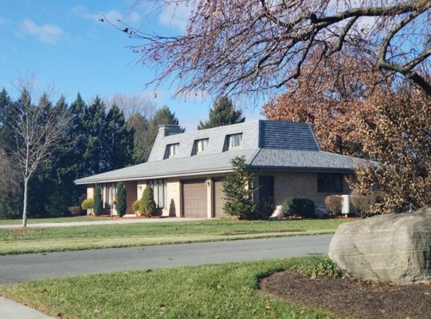 Found a Pizza Hut that was converted into a house