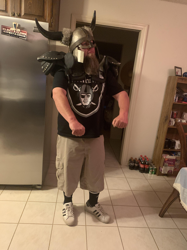 Girl Ive been talking to at work invited me over for the game Shes a HUGE Chiefs fan and absolutely despises the Raiders I went like this
