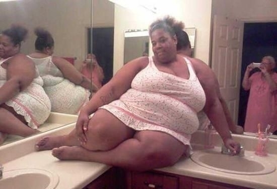 Grandma come take a sexy picture of me in the bathroom