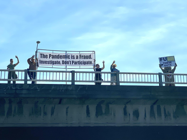 Guy in a costume trolling pandemic deniers in Seattle WA