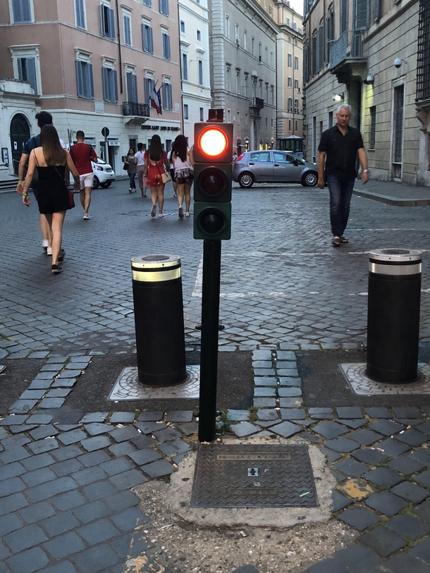 Here ladies and gentlemen we see a rare photo of a traffic light in its early stages