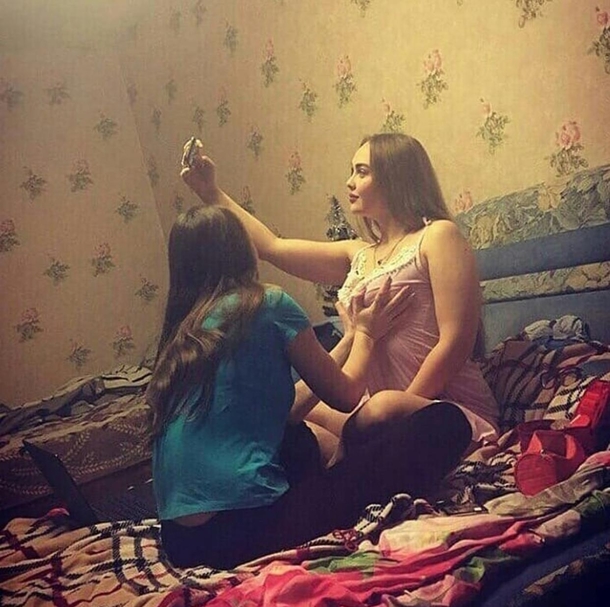 Hey Sis come help me with this Selfie
