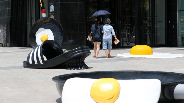 How about some actually funny installations for a change of pace These are to show how scorchingly hot Daegu city is in summer