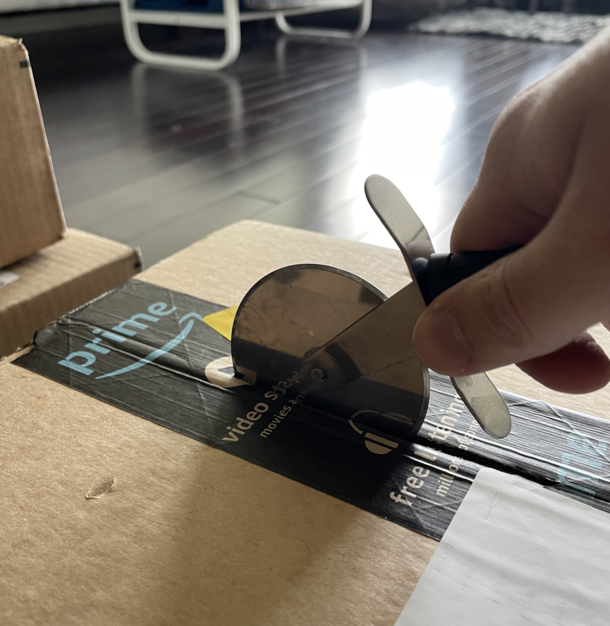 How Italians open their packages