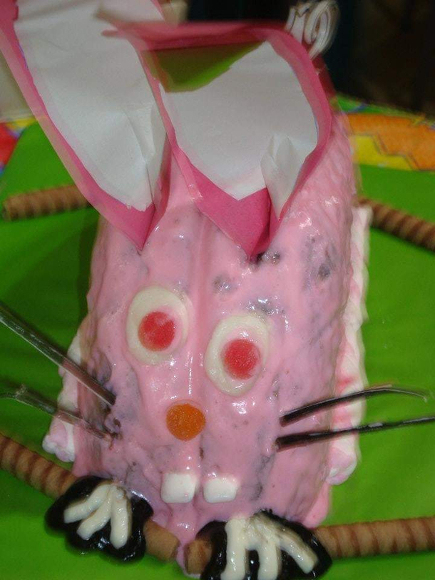 I dont remember my sisters bday cake being this BAD Is this what nightmares are made of