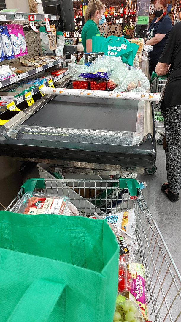 I dont think the lady in front of me knows how conveyor belts work