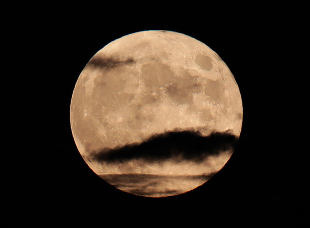 I took this picture tonight Does the man on the moon have a mustache
