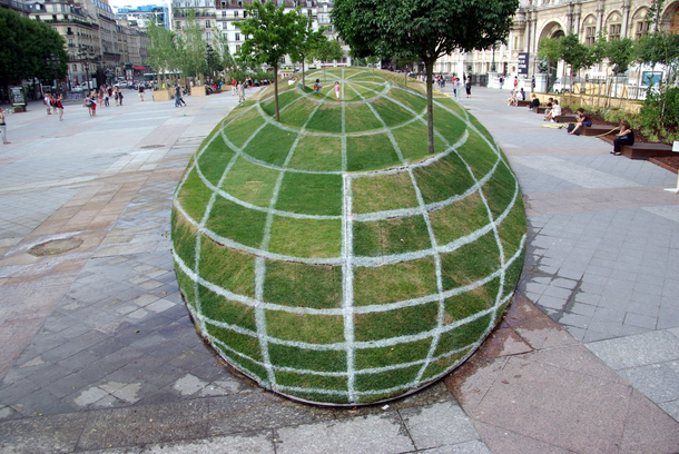 Just an optical illusion in Paris